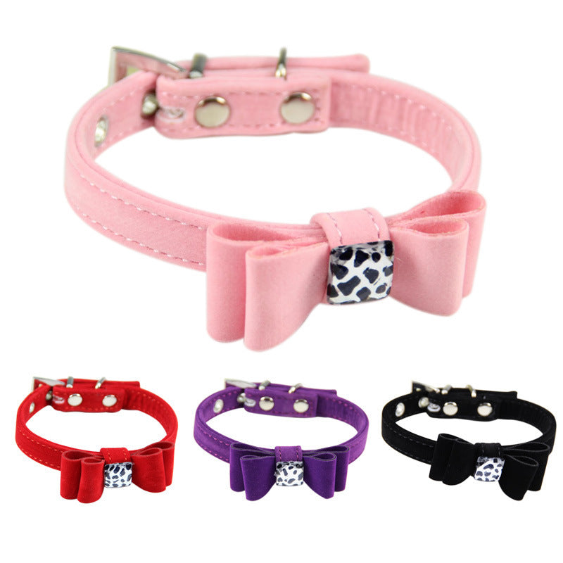 Collier pour chien en flanelle avec nœud papillon, disponible en plusieurs couleurs élégantes.