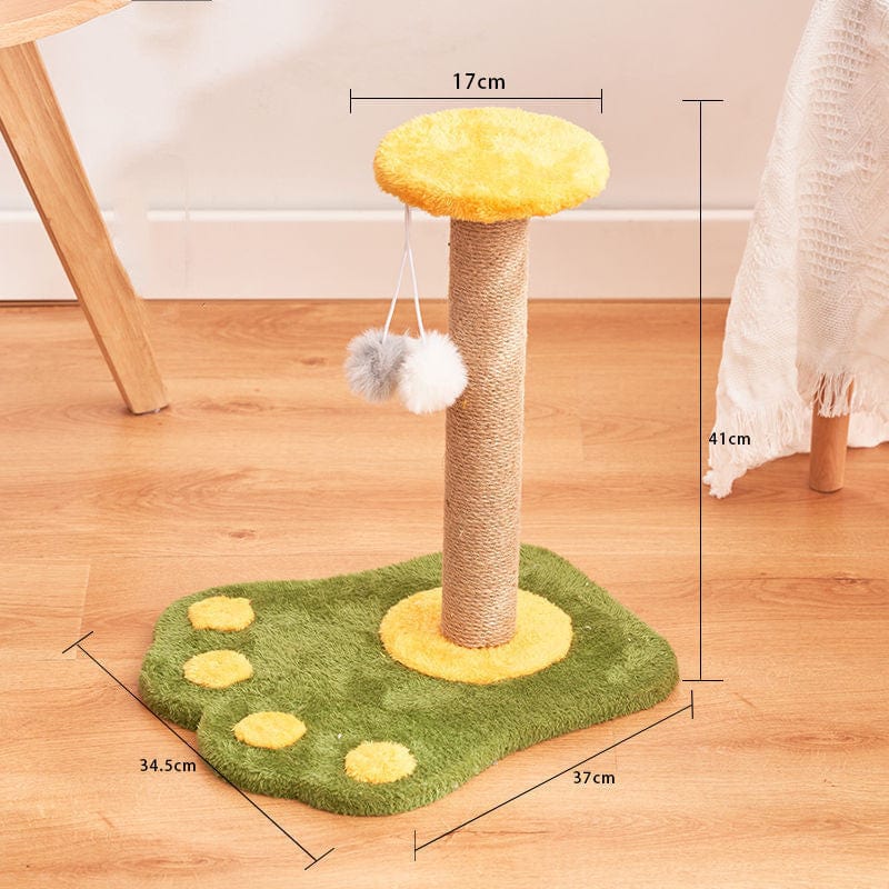 Griffoir vertical en sisal pour chats avec base verte, jouet interactif et pompons suspendus.