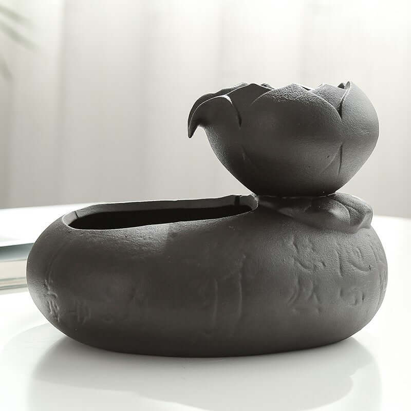 Distributeur de nourriture et d'eau pour chat en résine, design élégant en forme de lotus, dimensions compactes.