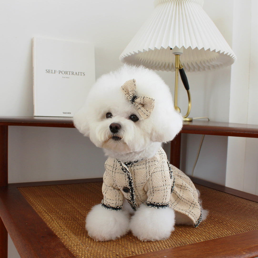 Chien portant une jupe princesse en coton beige avec un nœud, dans un cadre élégant et lumineux.