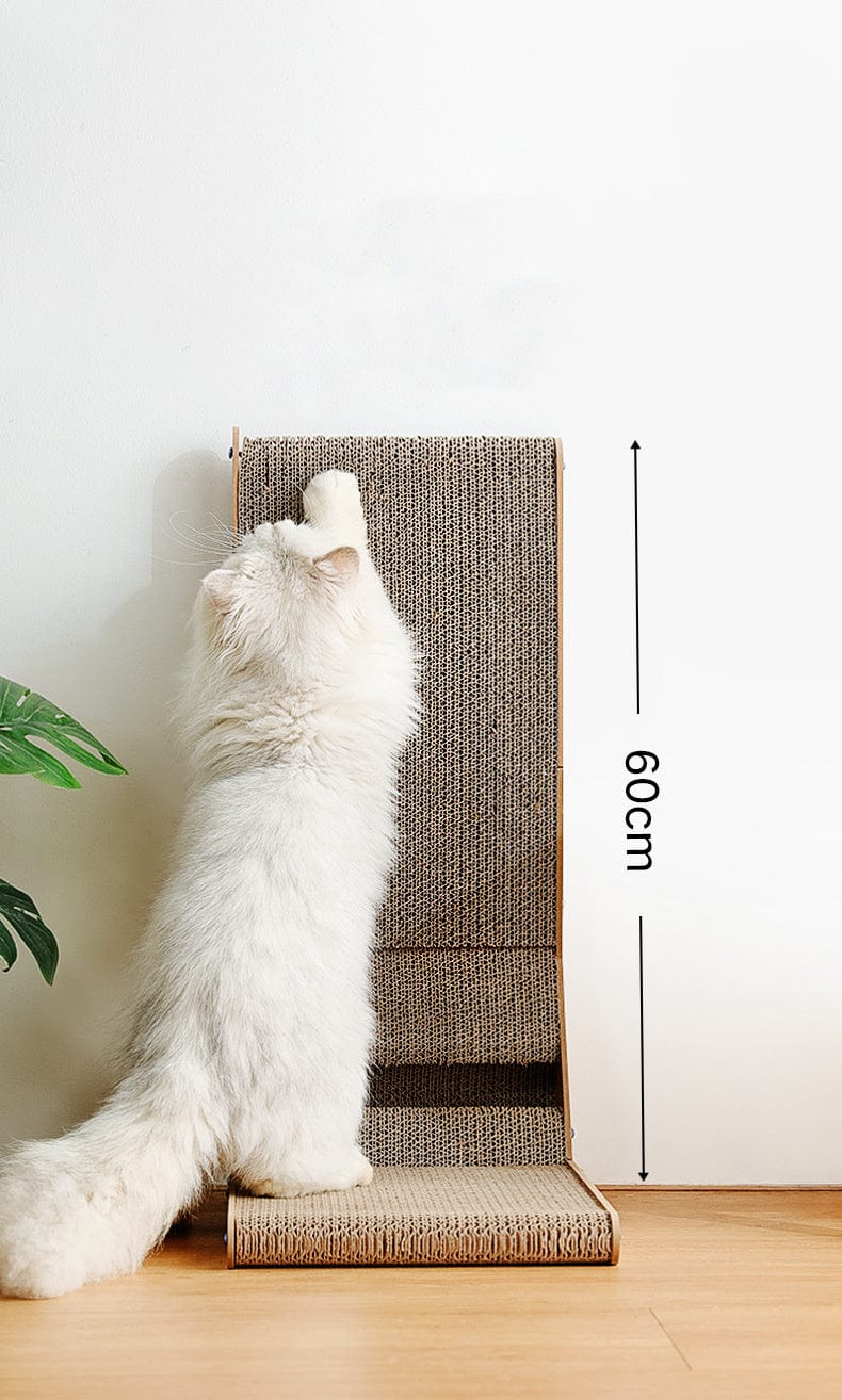 Chat grattant un griffoir vertical L en carton ondulé de 60 cm, idéal pour le bien-être félin.