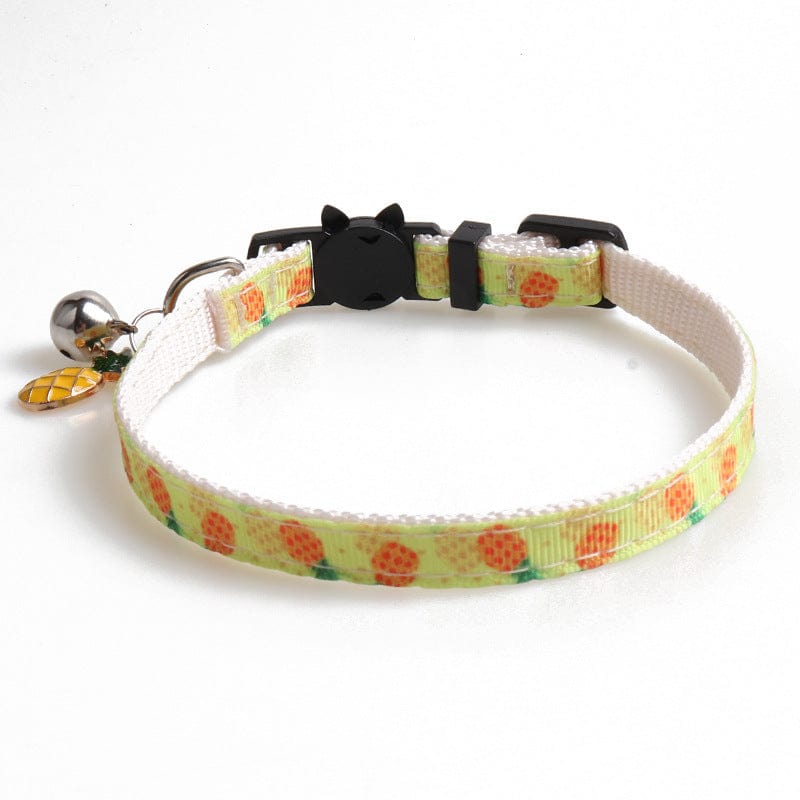 Collier pour chat en polyester sur fond jaune avec motifs de fruits et cloche