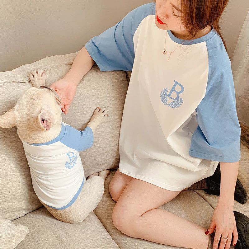 Vêtements assortis pour chien et propriétaire, confortables, style décontracté, moments en famille.
