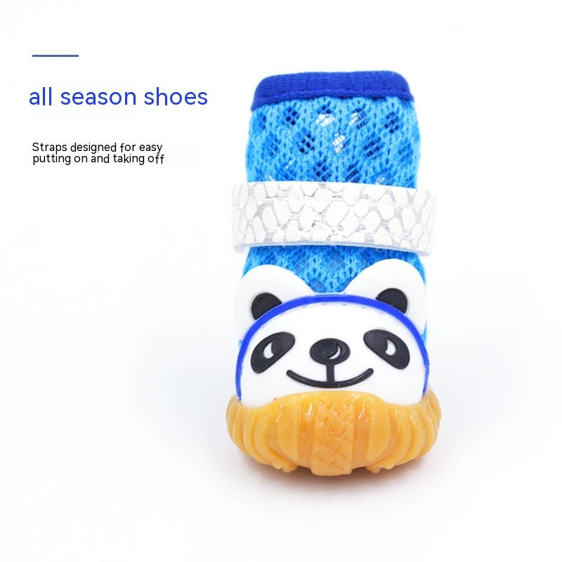 Chaussures en maille respirante pour chiens avec design panda, confortables et faciles à mettre.