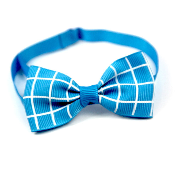 Écharpe à carreaux bleue pour animaux de compagnie, accessoire chic pour chiens et chats.