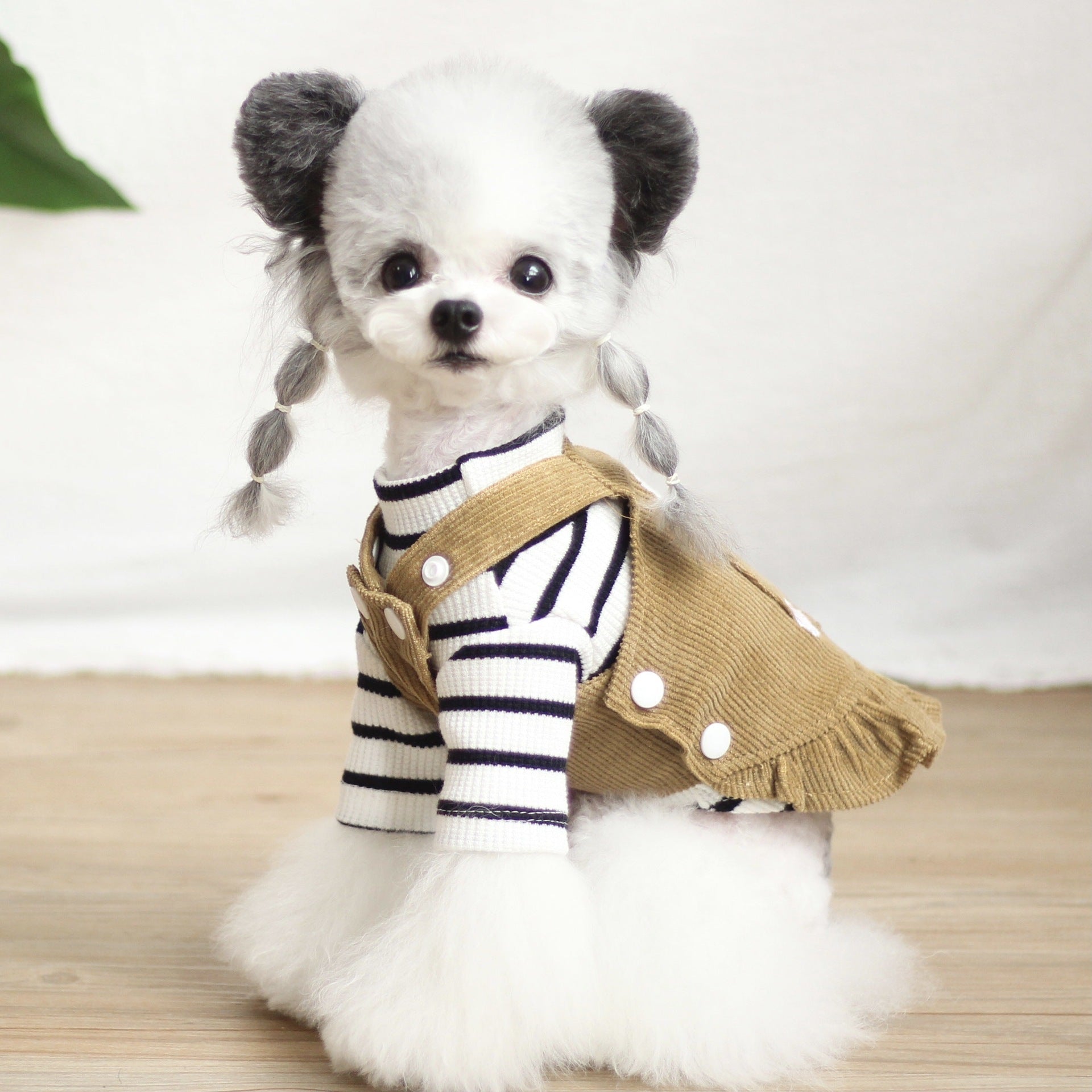 Petit chien portant une jupe salopette cartoon, look adorable et ludique, en coton, style unique et confortable.