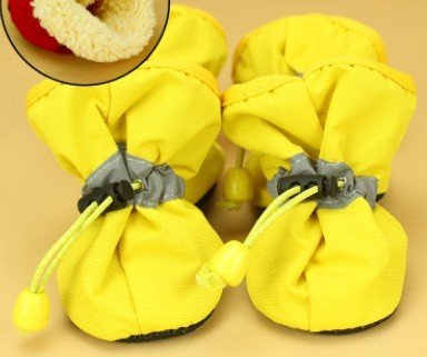 Chaussures antidérapantes jaunes pour chiens avec semelle douce, conçues pour le confort et la protection.