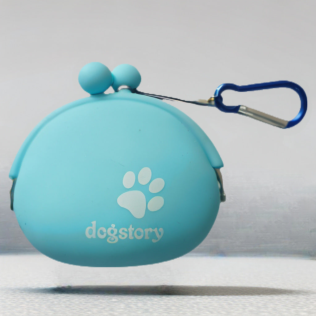 Sac à friandises en silicone bleu pour animaux avec crochet pratique, idéal pour les amoureux des animaux.