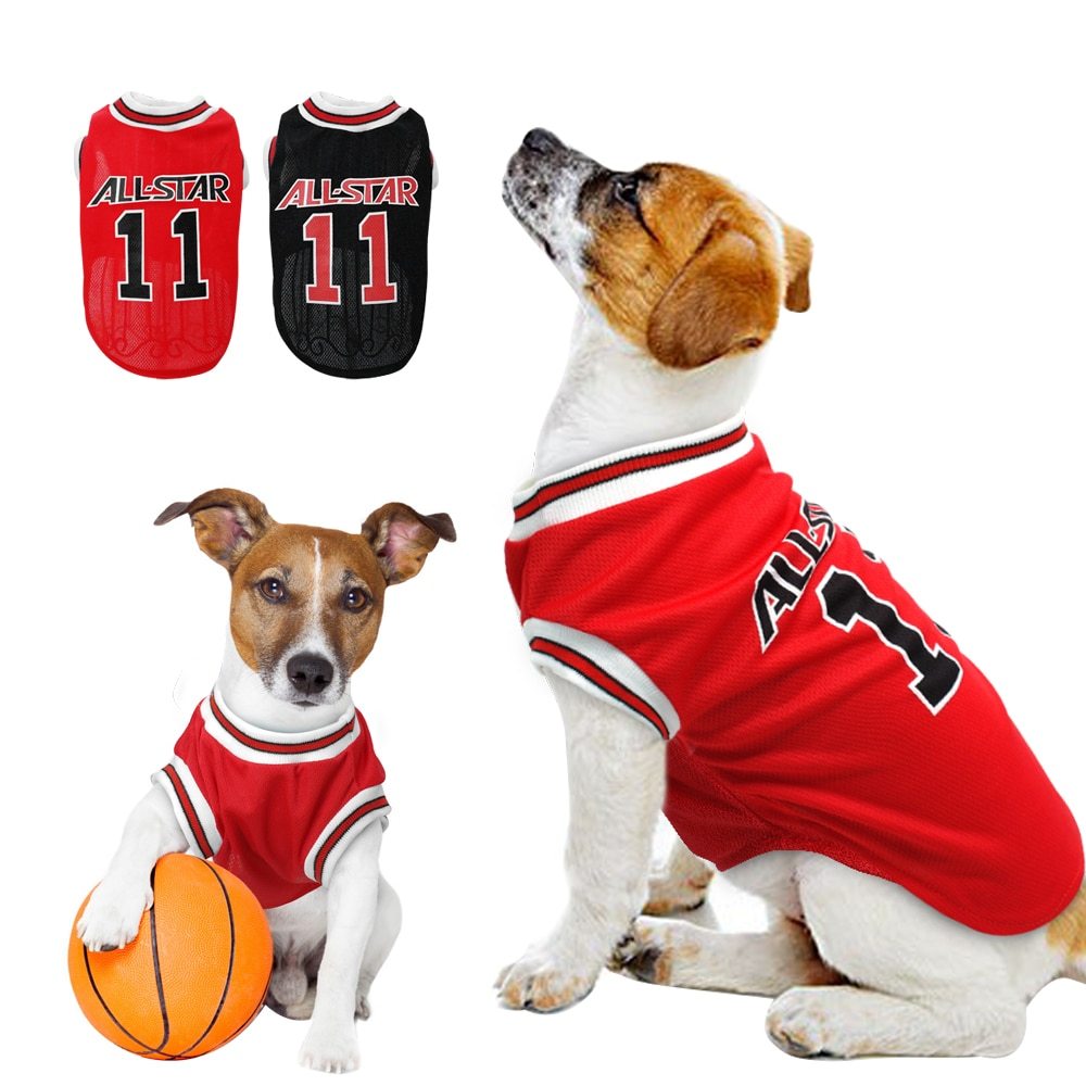Gilet pour chien All-Star en coton, rouge et noir, avec un chien joueur de basket-ball, tendance et confortable.