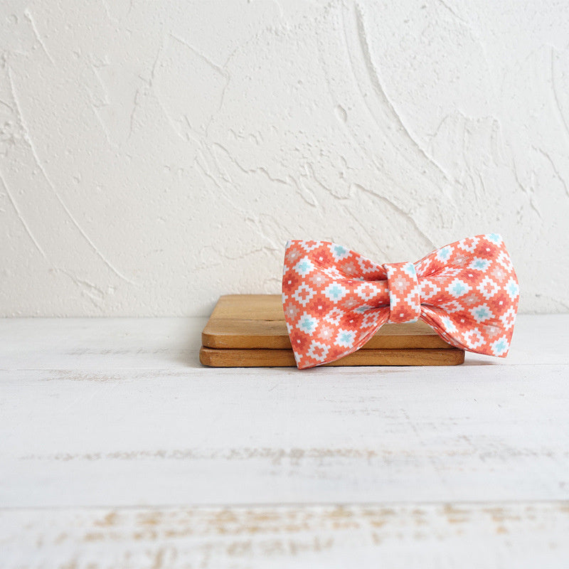 Nœud papillon en bijoux pour chiens sur une surface en bois, élégant et coloré pour animaux.