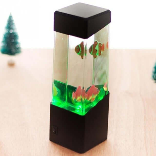 Veilleuse Jellyfish LED colorée avec poissons flottants et lumière verte, ajoutant une ambiance magique à votre chambre.