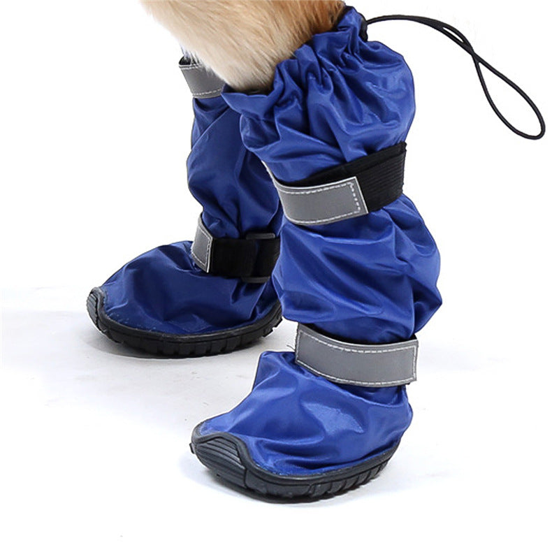 Bottes pour chiens en caoutchouc bleu, imperméables et anti-neige, offrant protection et style.
