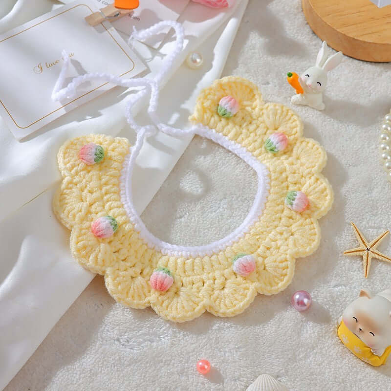 Collier tissé en laine pour chatons, design éclatant en jaune avec des pompons multicolores, idéal pour un look élégant.