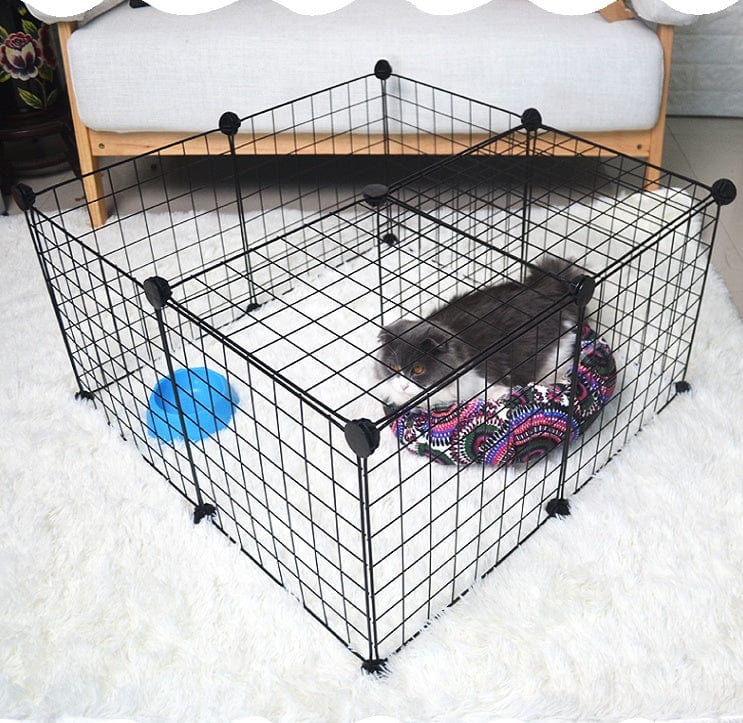 Clôture pour animaux en métal avec un chat jouant sur un coussin coloré dans un espace sécurisé.