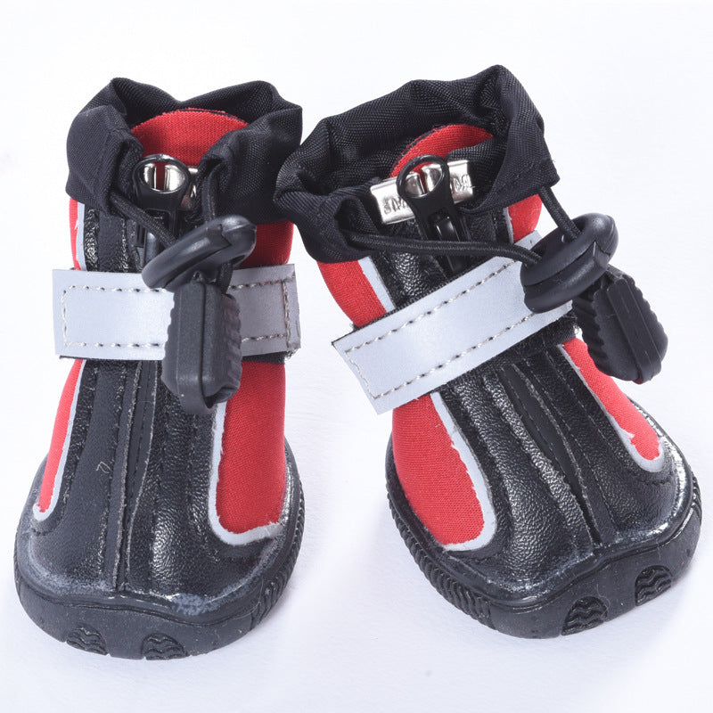 Chaussures de sport multifonctionnelles pour chiens avec design rouge et noir, parfaites pour le confort et la sécurité.