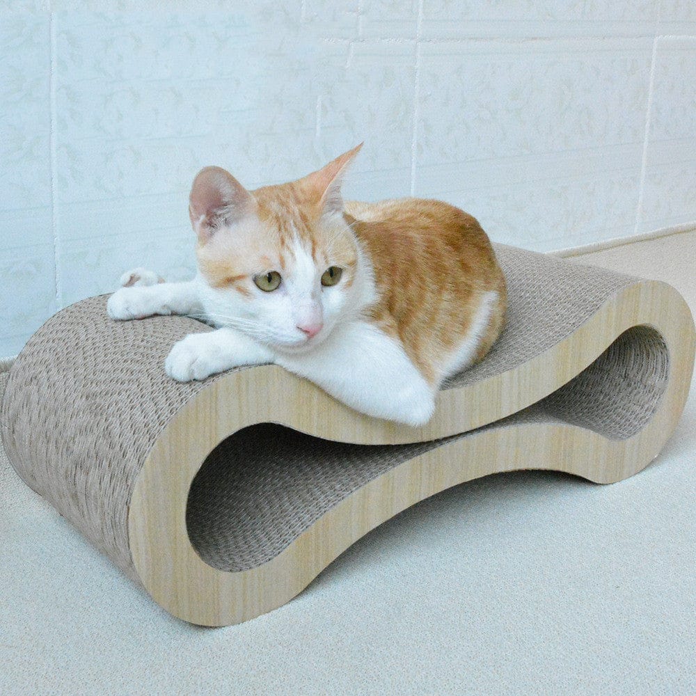 Chat allongé sur une planche à gratter en carton ondulé, offrant confort et style à votre félin.