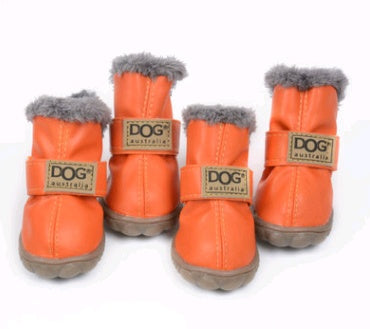 Bottes d'hiver épaisses pour chiens en orange avec intérieur en fourrure grise, conçues pour le confort et la chaleur.