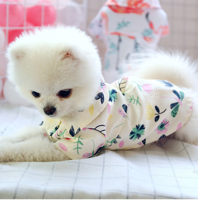 T-shirt d'été mignon pour petit chien avec motifs floraux, parfait pour garder votre compagnon chic et confortable.