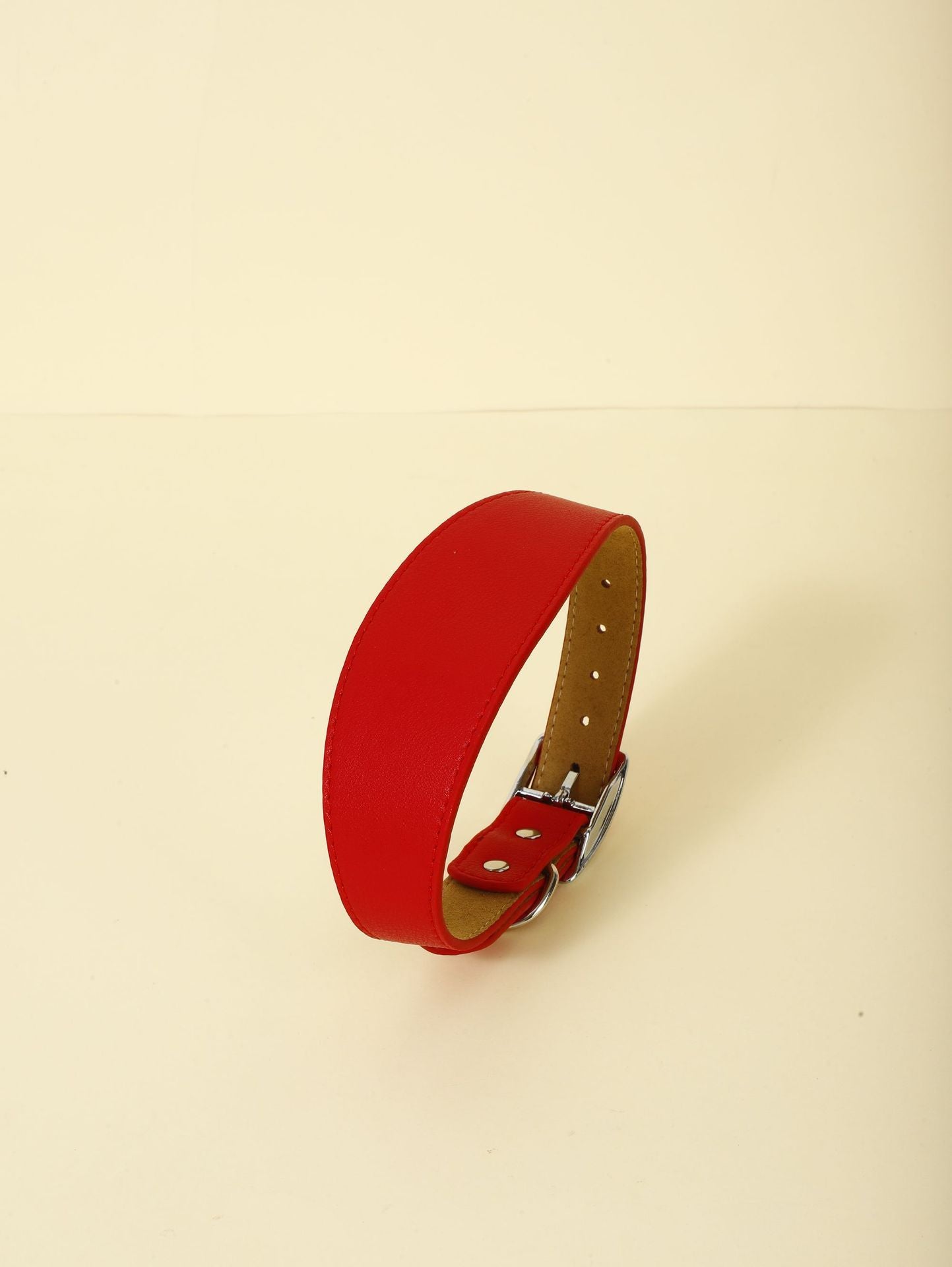 Collier ajustable rouge pour animaux en microfibre, idéal pour le style et le confort de votre compagnon.