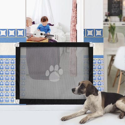 Clôture de sécurité portable pour animaux avec un chien assis à proximité, idéale pour protéger vos animaux.