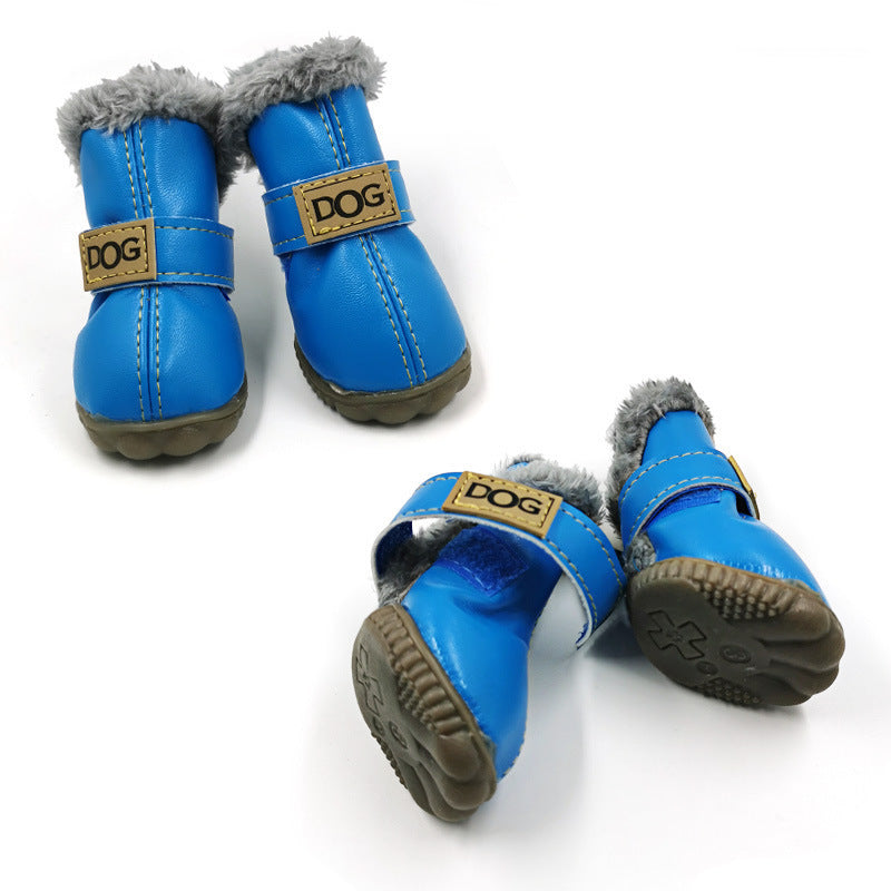 Bottes d'hiver pour chiens en bleu, imperméables et chaudes, avec doublure en fourrure grise.