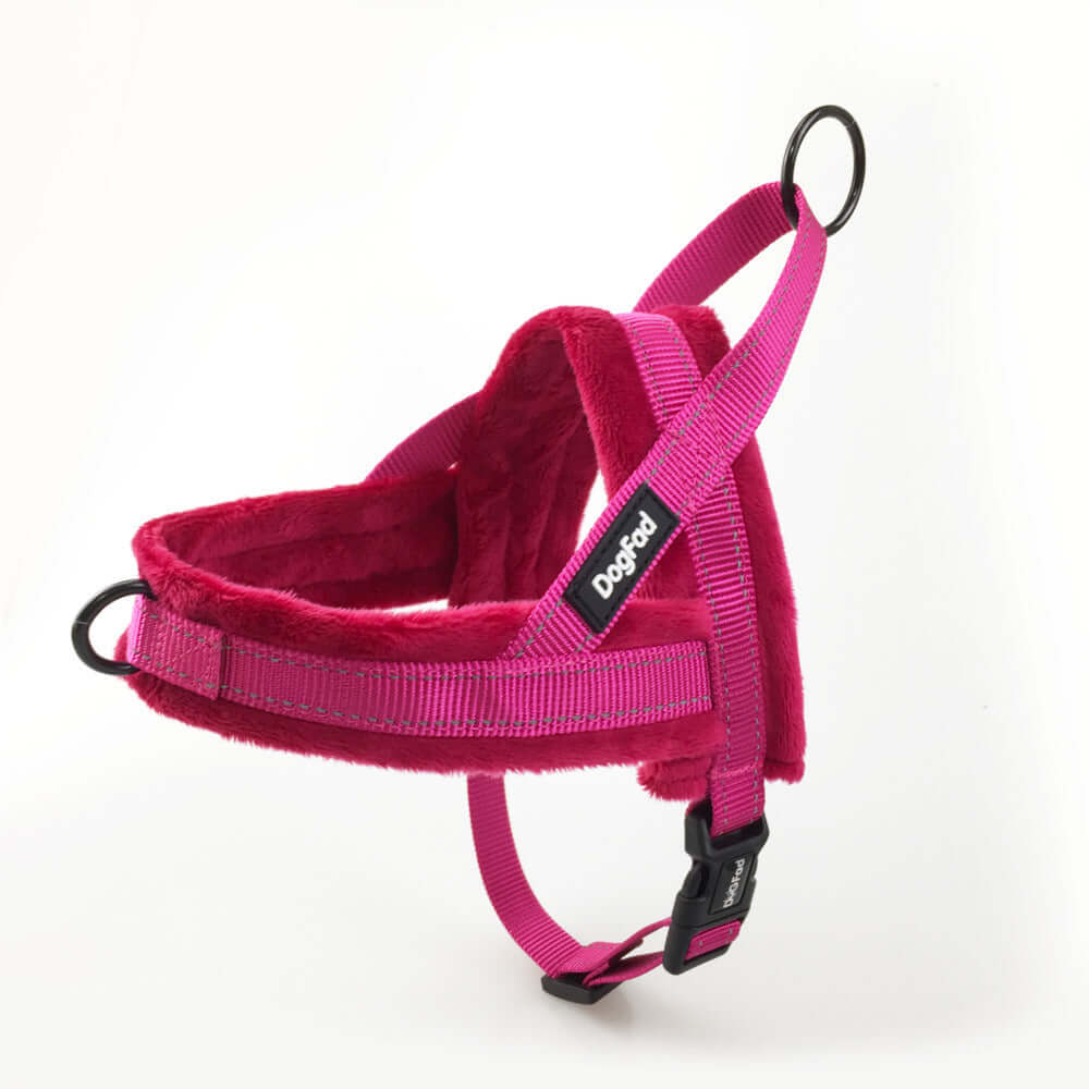 Gilet ajustable en polaire rose avec harnais intégré pour chien, confortable et durable.