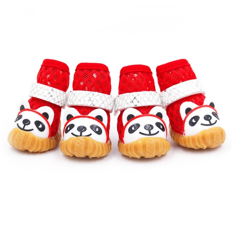 Chaussures en maille respirante pour chiens, colorées rouge avec motif panda, offrant confort et style.