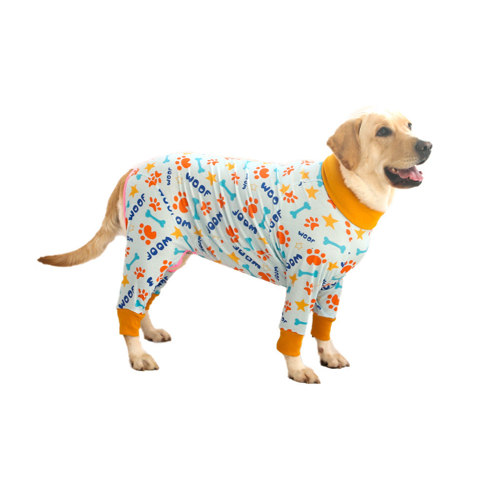 Chien portant un pyjama en coton doux avec imprimé coloré, parfait pour le confort et le style.