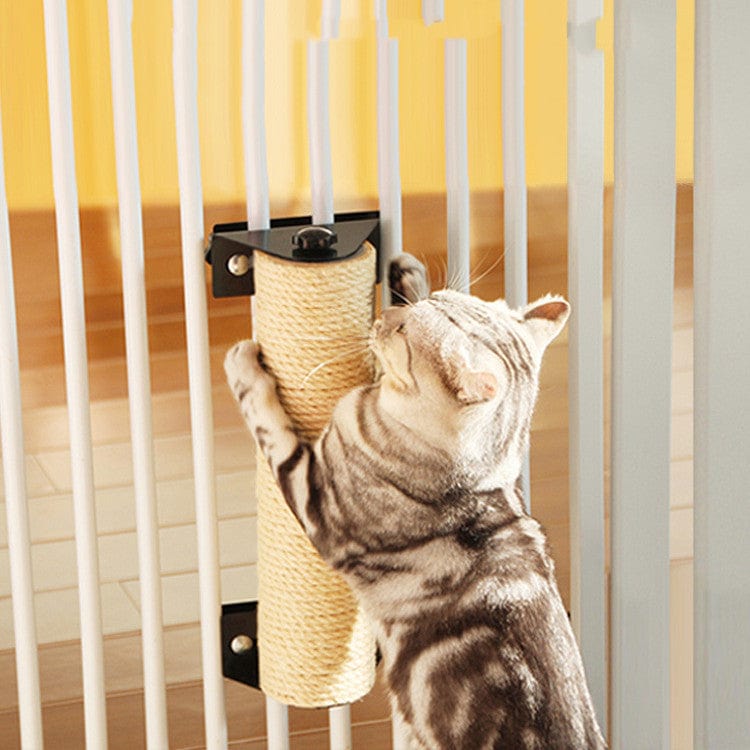 Chat en train d'utiliser un griffoir en sisal résistant fixé à une barrière, offrant un espace de grattage idéal.