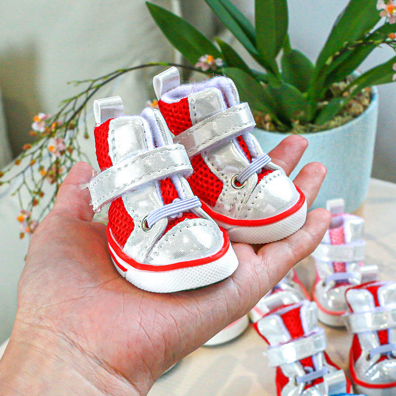Bottes chaudes pour chiens et chats en rouge et argent, présentant un style avec des semelles confortables.