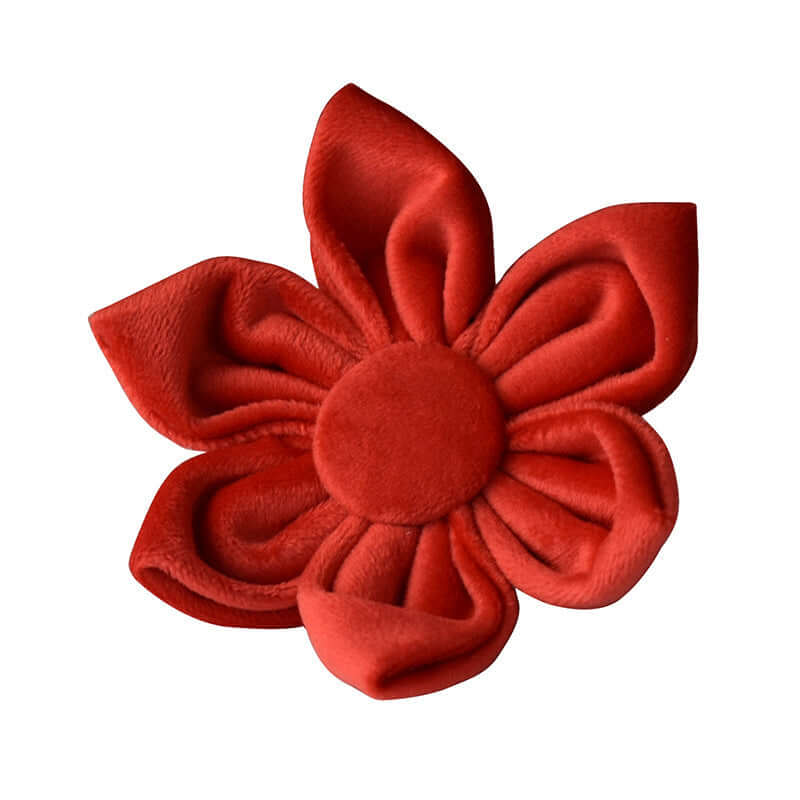 Fleur en velours rouge décorative pour accessoires d'animaux, ajoutant une touche chic à votre décor.