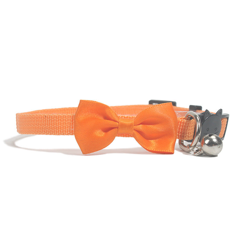 Collier pour chat en nylon orange avec nœud, cloche et design élégant pour animaux de compagnie.