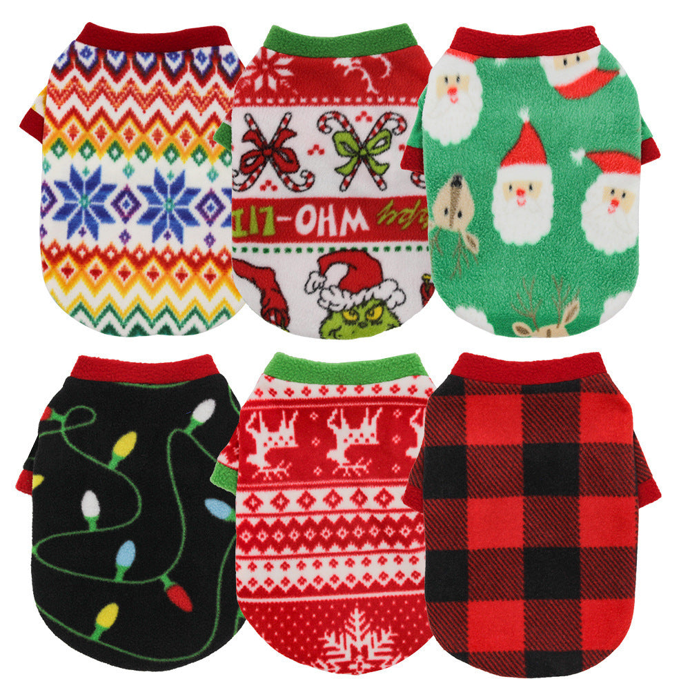Variété de vêtements pour chiens en polaire chaude, motifs festifs pour Noël, confort et style pour animaux de compagnie.