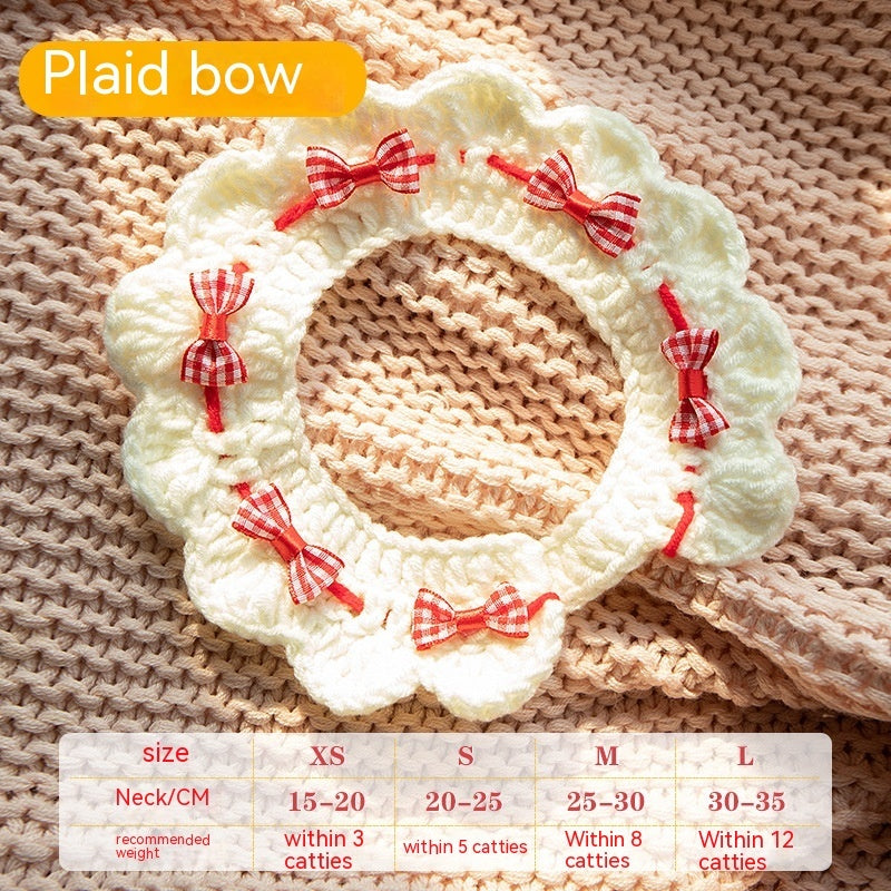 Écharpe tricotée pour chat avec nœuds en vichy rouge, accessoire stylé et confortable pour animaux.