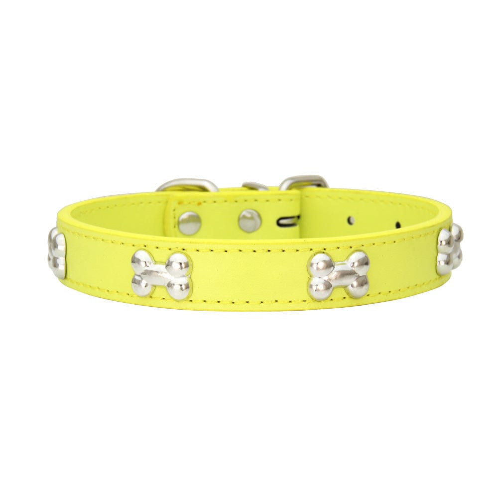 Collier pour chien en cuir PU jaune avec décorations en forme d'os, parfait pour le confort et le style des animaux.