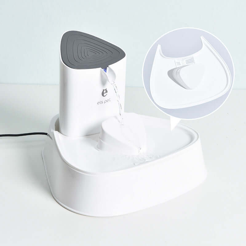 Distributeur d'eau électrique pour animaux avec filtre, design moderne et fonctionnement silencieux.
