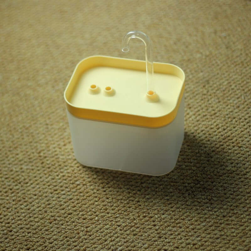 Distributeur automatique d'eau pour animaux, design innovant et pratique pour hydrater votre compagnon.