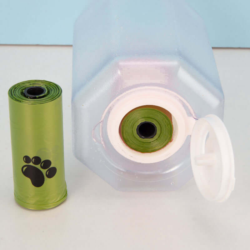 Bouteille d'eau portable pour animaux avec rouleau de sacs pour déchets, idéale pour chiens et chats en promenade.