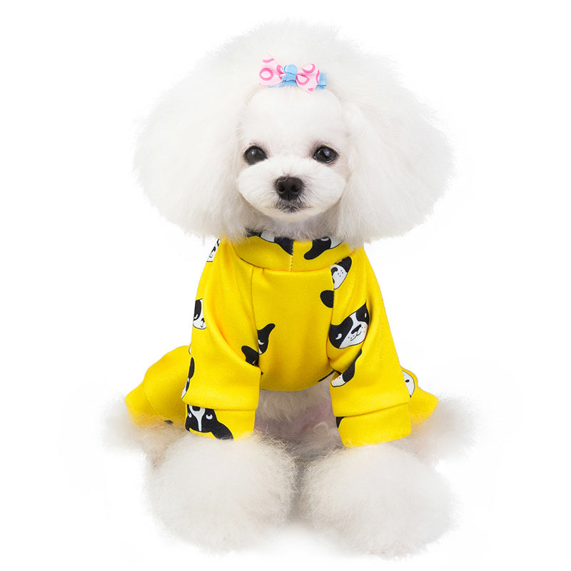 Chien portant un vêtement jaune en coton avec motifs, parfait pour garder votre animal au chaud et à la mode.