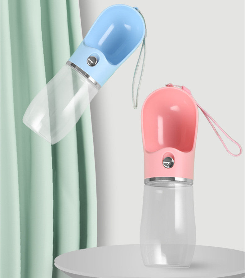 Gobelet d'eau portable en plastique pour animaux, coloris bleu et rose, pratique pour les sorties.