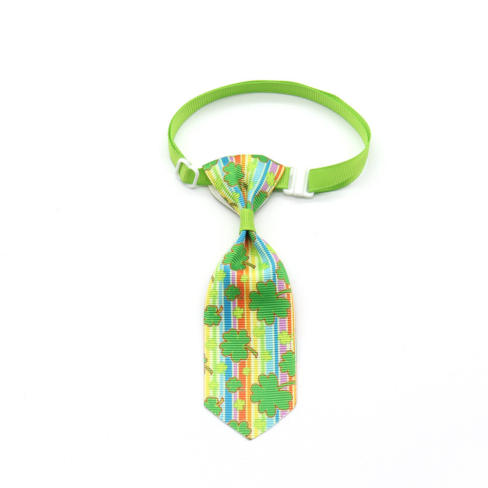 Cravate verte avec motif de trèfle pour animaux de compagnie, parfaite pour la Saint-Patrick et les fêtes.