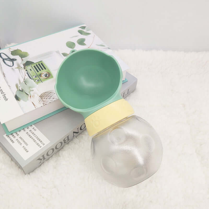 Bouteille d'eau portable pour chiens, pratique pour l'hydratation en extérieur des petits animaux.
