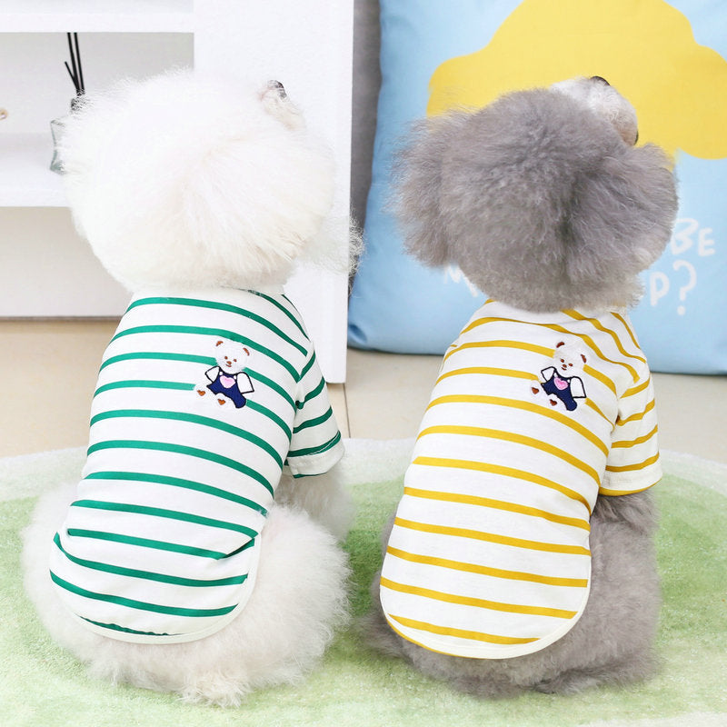 Petit chien portant un T-shirt rayé Pomeranian Teddy, style décontracté pour animaux de compagnie, confort et mode.