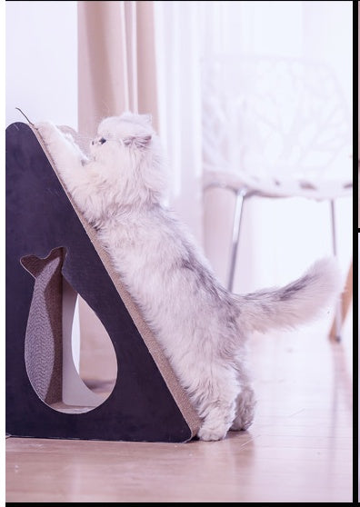 Chat utilisant une planche à gratter verticale en papier ondulé dans un intérieur moderne.