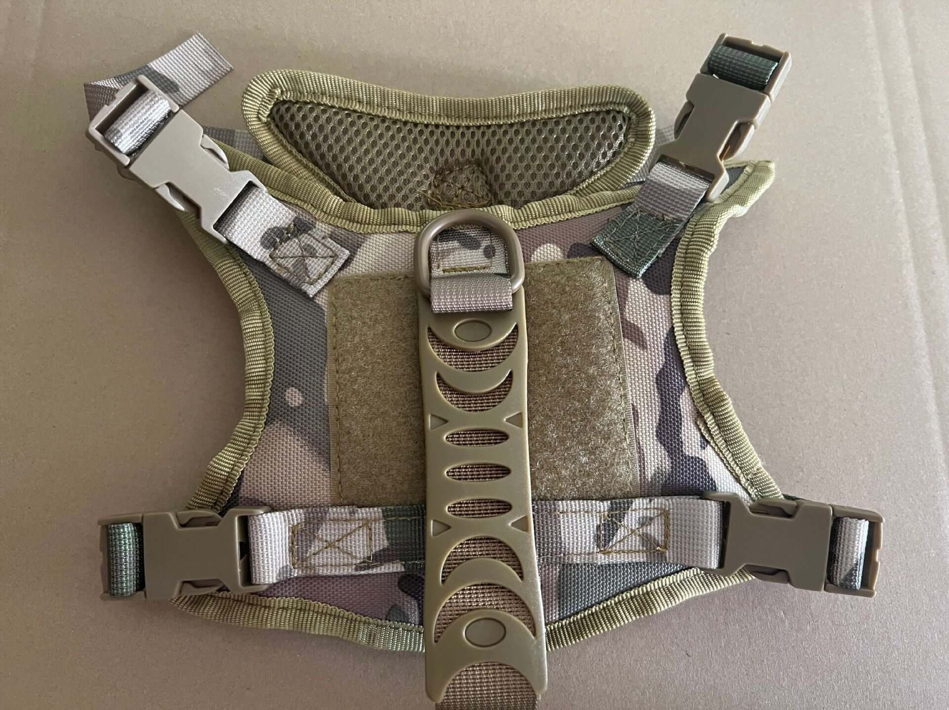 Harnais de poitrine camouflage avec systèmes de maintien réglables pour chien, sécurisé et confortable.