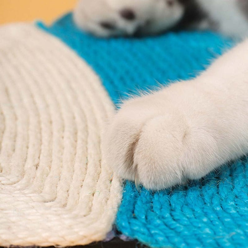 Pattes de chat sur un tapis à gratter en sisal naturel, idéal pour préserver les griffes des félins.