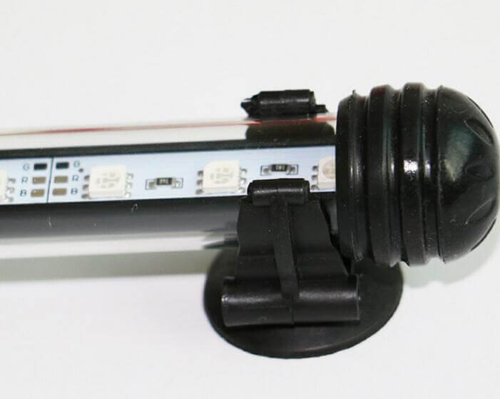Lampe à eau tricolore pour aquarium avec fixation, illuminant l'aquarium et mettant en valeur les poissons.