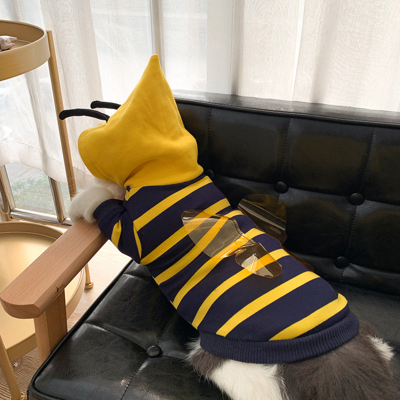 Manteau douillet en peluche pour bulldog, style abeille avec capuche, idéal pour l'hiver.
