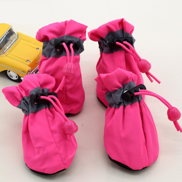 Chaussures personnalisées pour chiens en rose, offrant protection et confort pour les pattes de vos animaux.