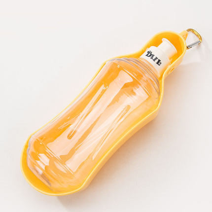 Distributeur d'eau en plastique jaune pour animaux de compagnie, pratique et compact pour voyages.